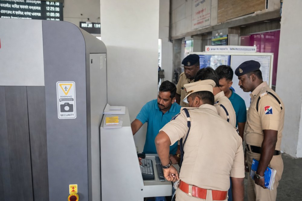 Enhancing Railway Security with 100100DV X-ray Baggage Inspection System